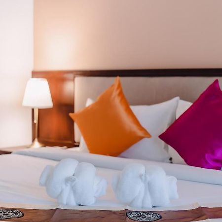 Bauman Ville Hotel Phuket Buitenkant foto