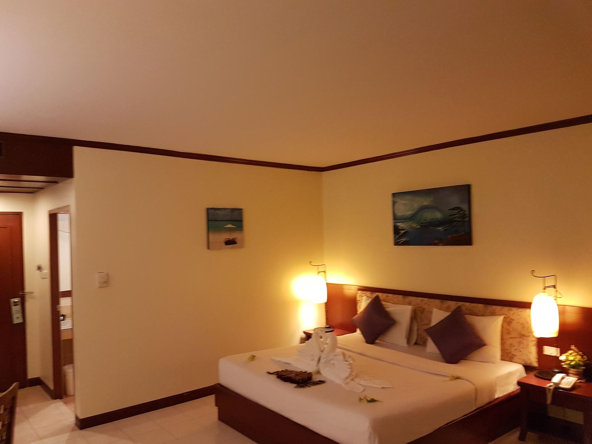 Bauman Ville Hotel Phuket Buitenkant foto