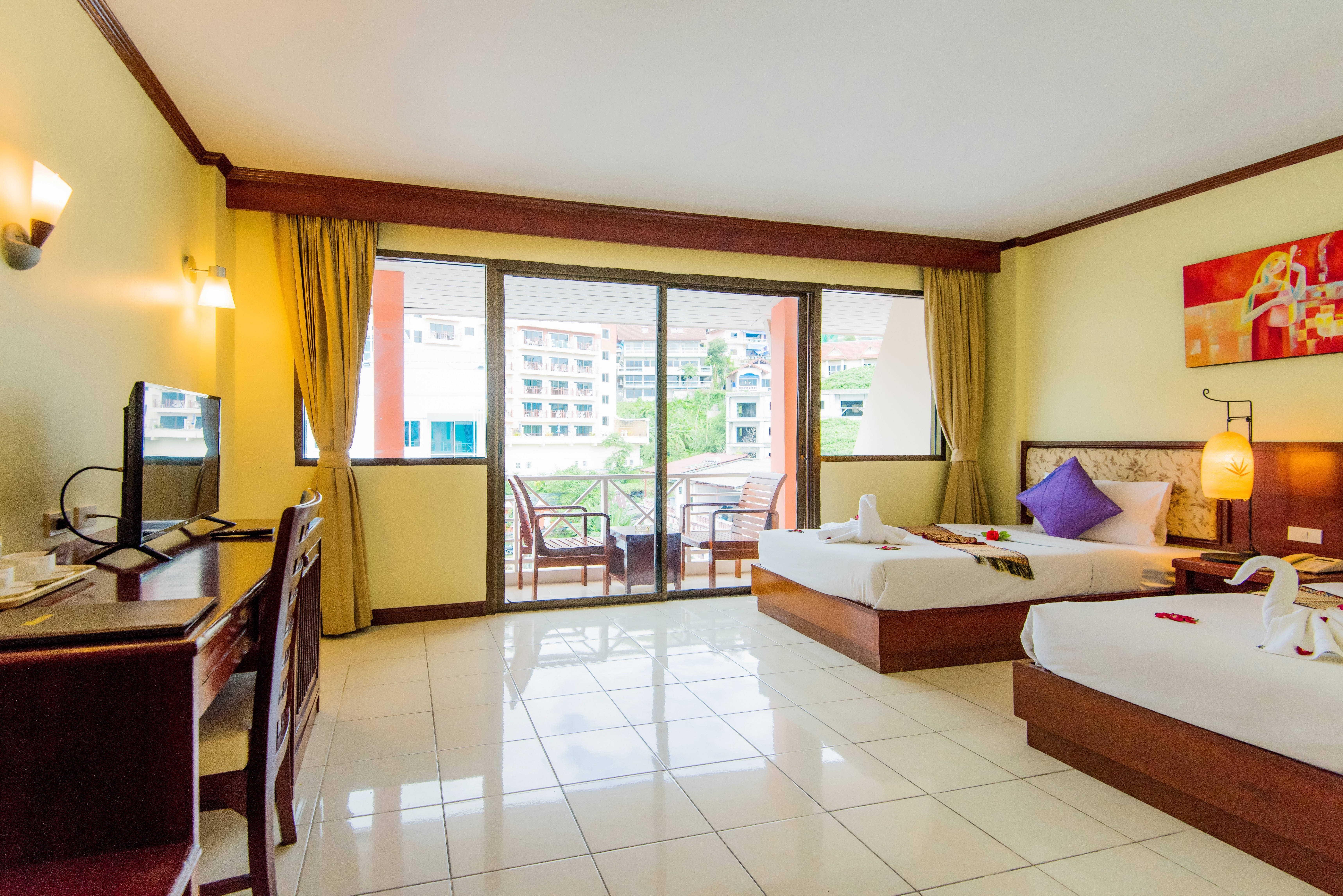 Bauman Ville Hotel Phuket Buitenkant foto