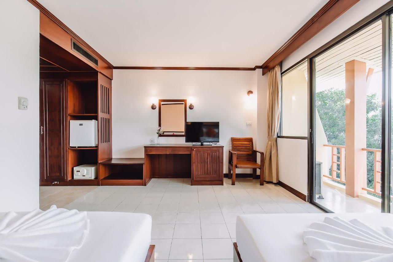 Bauman Ville Hotel Phuket Buitenkant foto