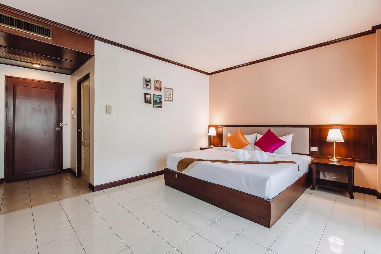 Bauman Ville Hotel Phuket Buitenkant foto