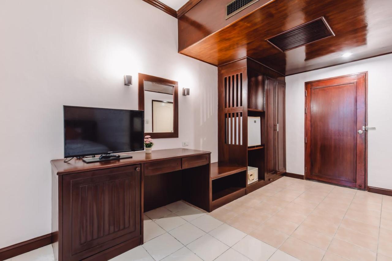 Bauman Ville Hotel Phuket Buitenkant foto
