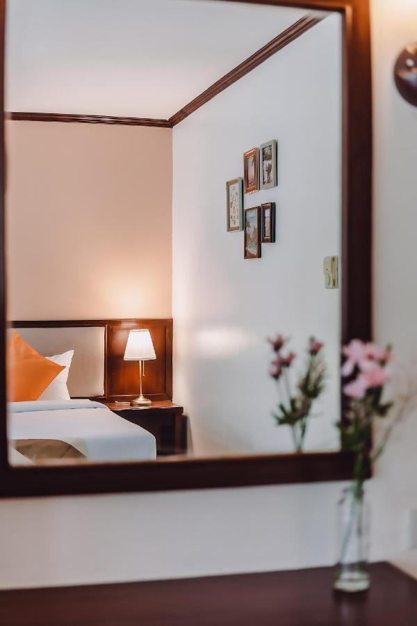 Bauman Ville Hotel Phuket Buitenkant foto