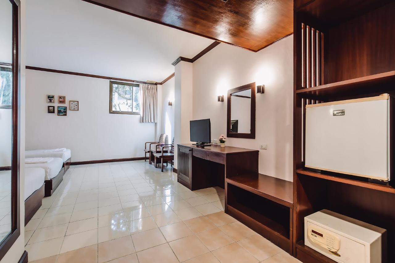 Bauman Ville Hotel Phuket Buitenkant foto