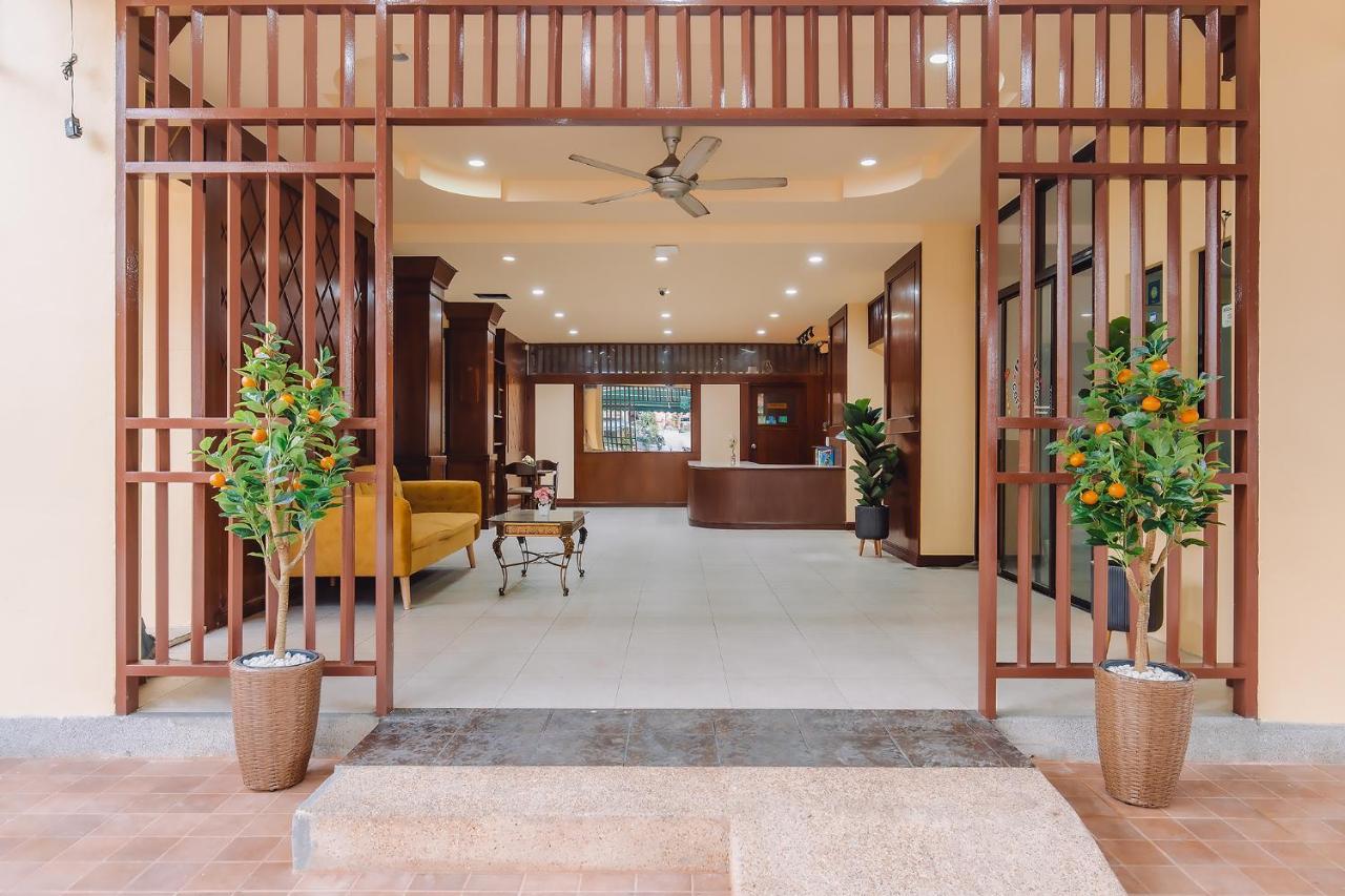 Bauman Ville Hotel Phuket Buitenkant foto