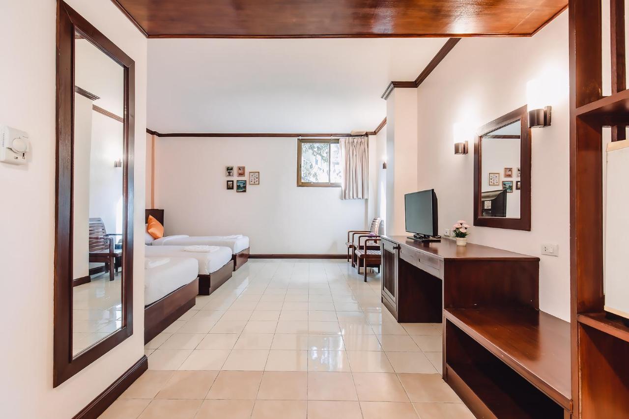 Bauman Ville Hotel Phuket Buitenkant foto