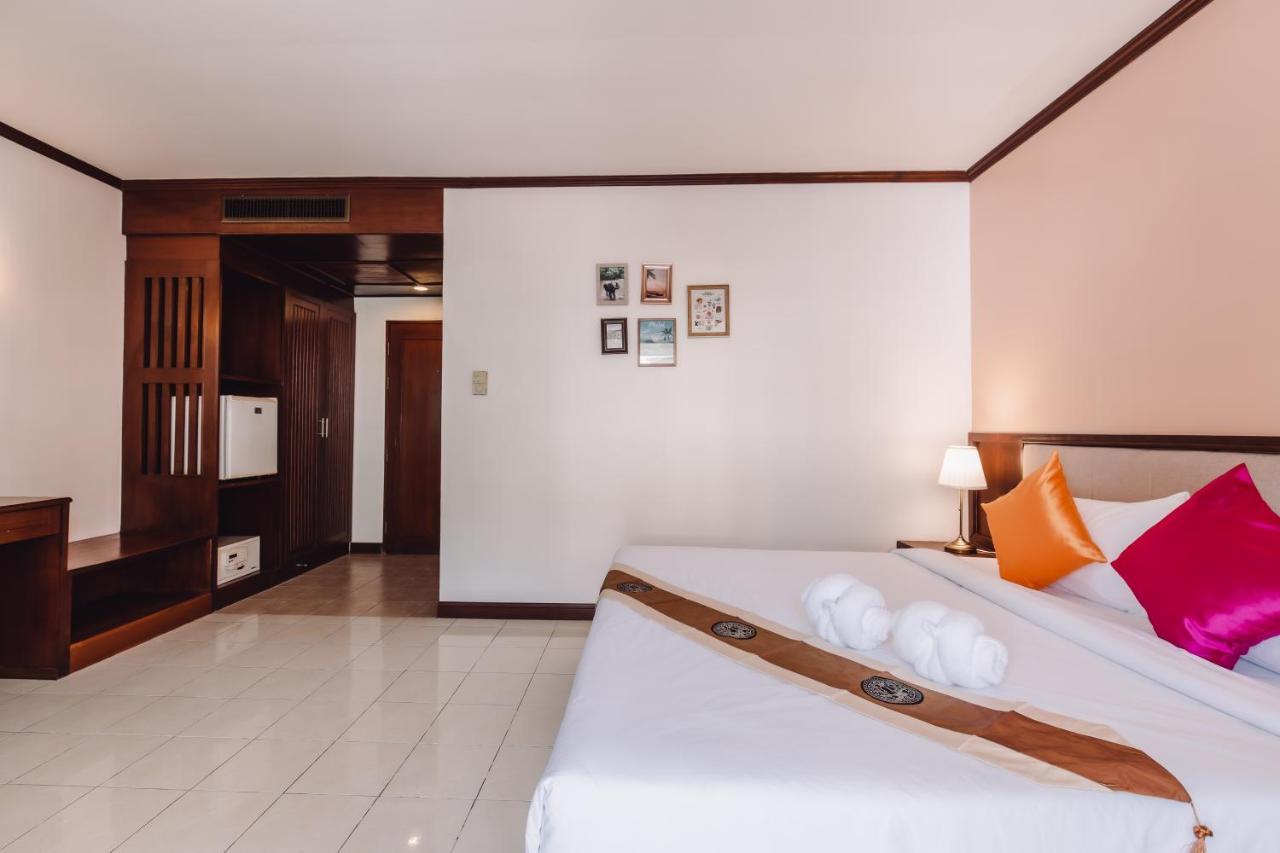 Bauman Ville Hotel Phuket Buitenkant foto