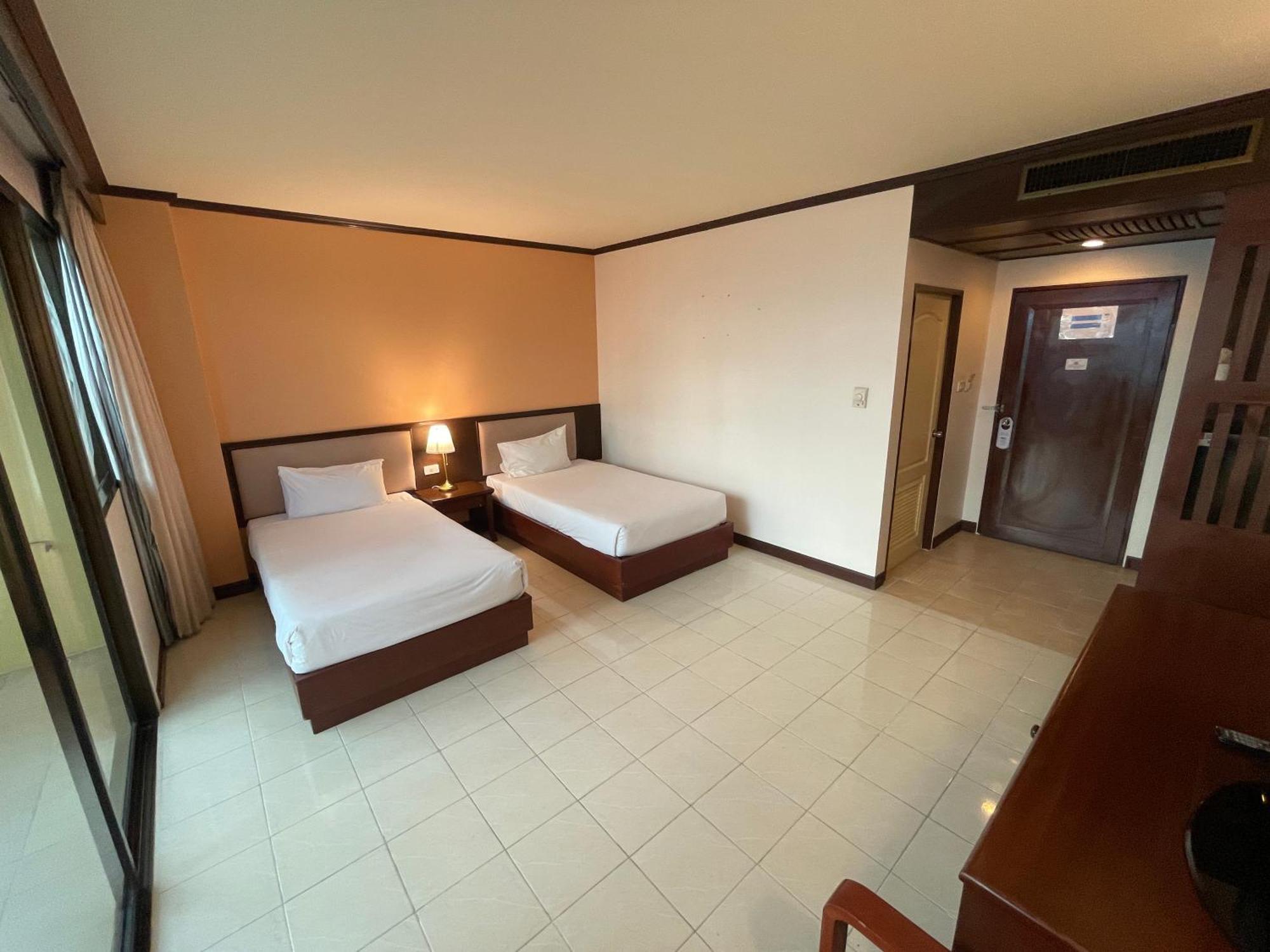 Bauman Ville Hotel Phuket Buitenkant foto