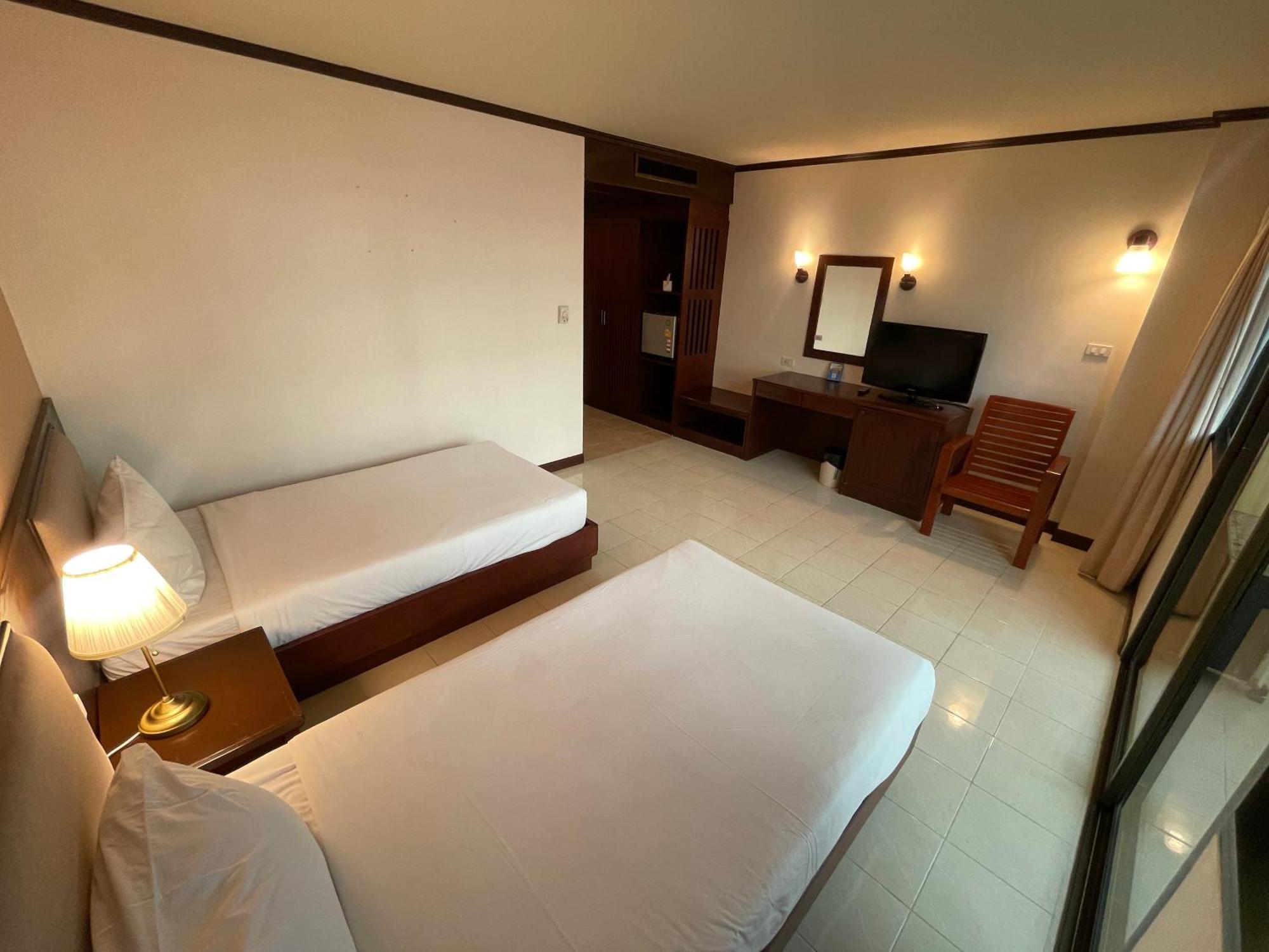 Bauman Ville Hotel Phuket Buitenkant foto