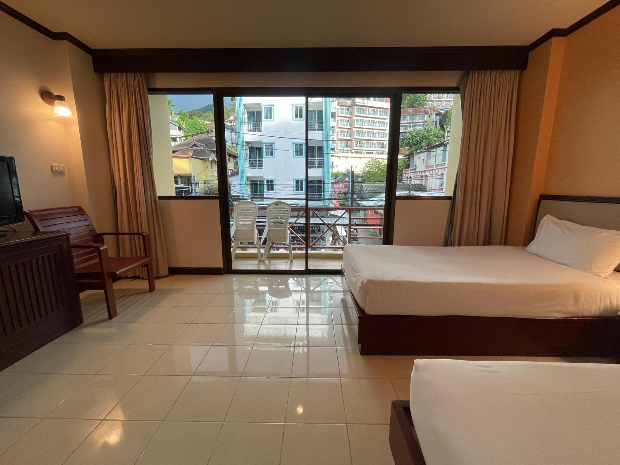 Bauman Ville Hotel Phuket Buitenkant foto