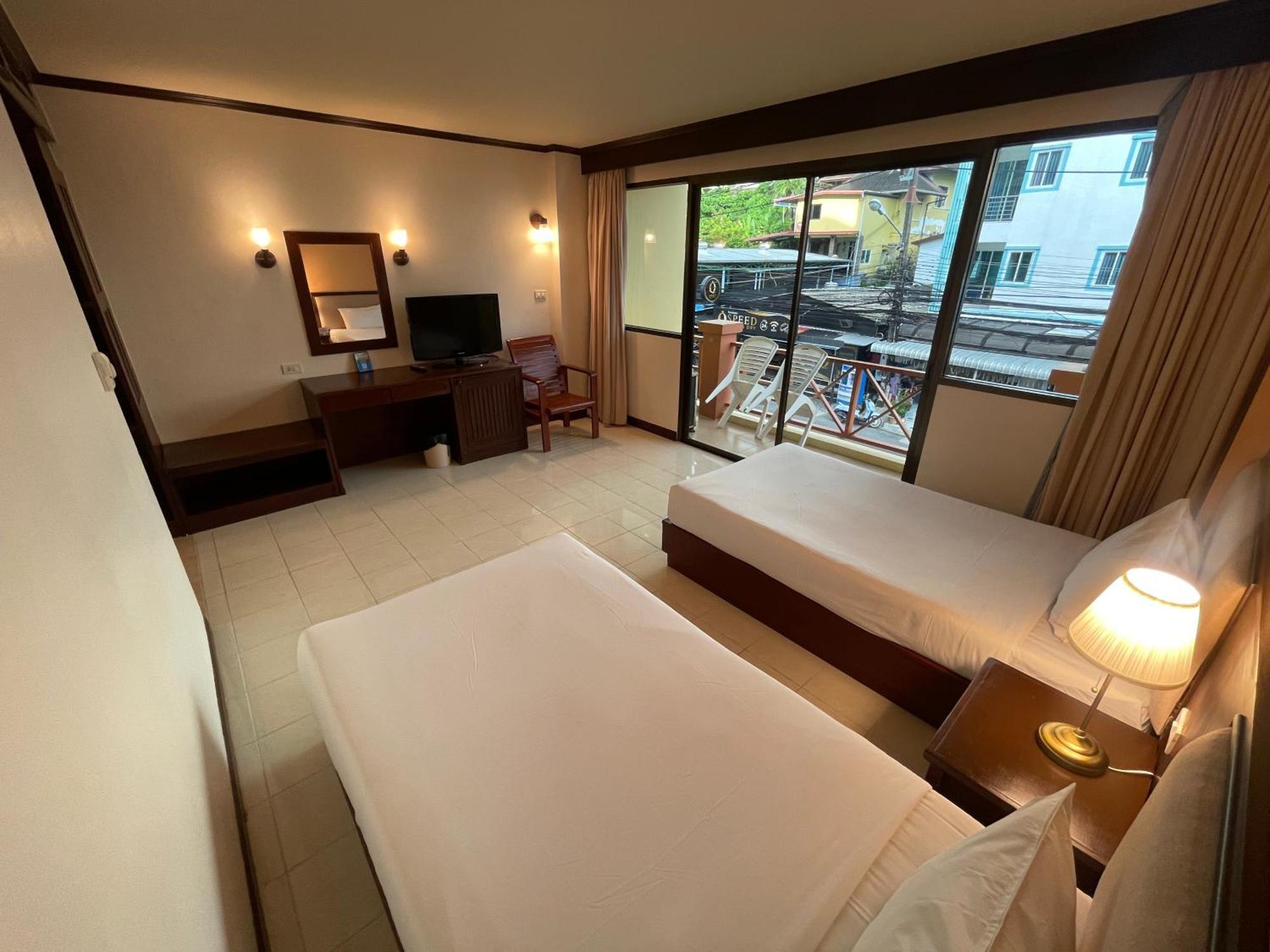 Bauman Ville Hotel Phuket Buitenkant foto